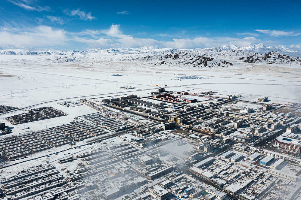 西藏阿里地區(qū)改則縣迎來初雪，銀裝素裹，美如畫卷。