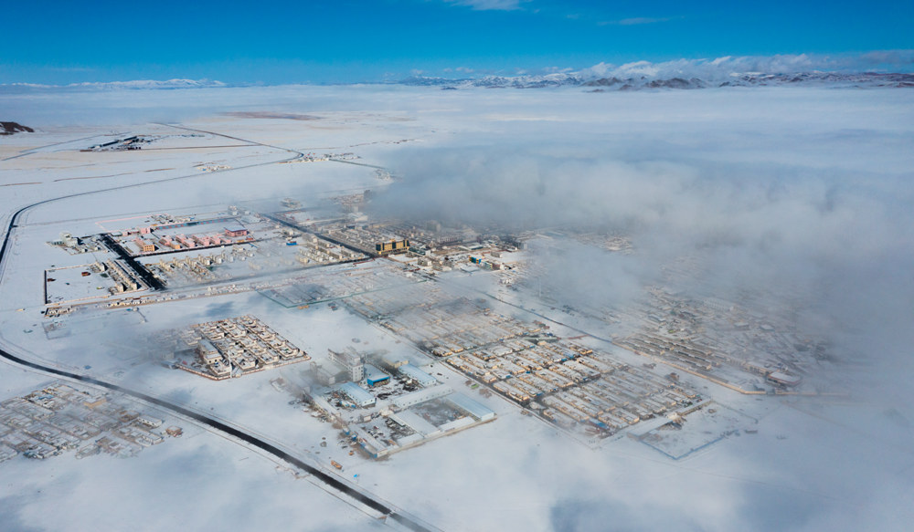 西藏阿里地區(qū)改則縣迎來初雪，銀裝素裹，美如畫卷。