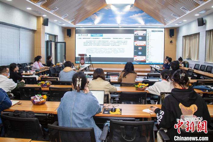 圖為論壇會議現(xiàn)場?！⊥瑬|放 攝