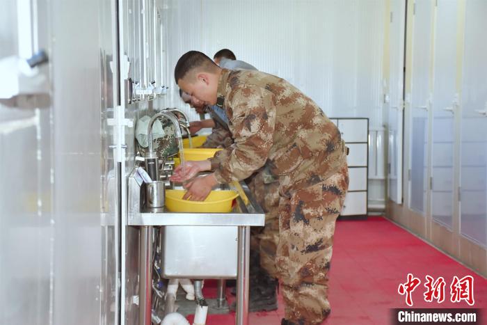 圖為阿里軍分區(qū)某邊防團(tuán)官兵在新建水房洗漱。　劉曉東 攝