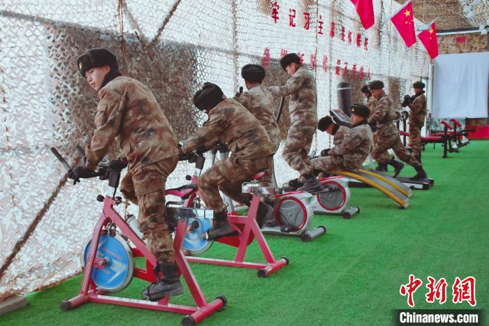 圖為阿里軍分區(qū)某邊防團(tuán)官兵在陽光房里鍛煉?！詵| 攝