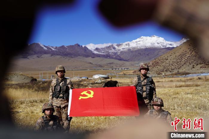 指導(dǎo)員楊磊帶領(lǐng)官兵重溫入黨誓詞。　西藏山南軍分區(qū)某團(tuán)供圖