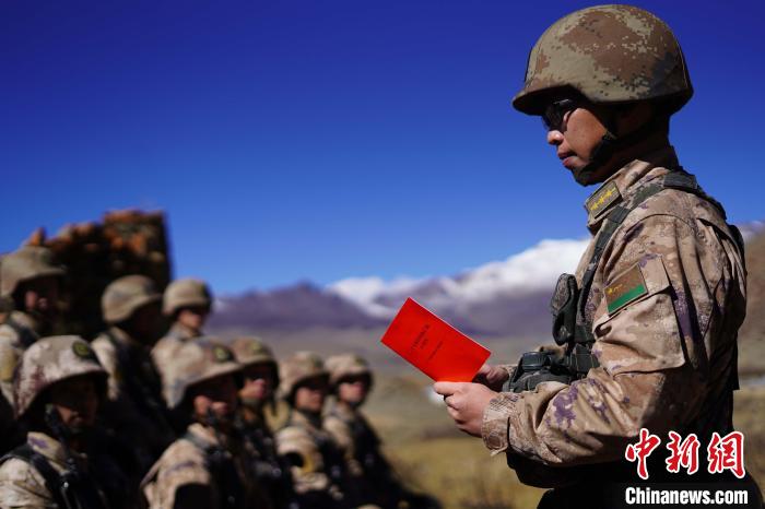 訓(xùn)練間隙，楊磊正在為官兵作宣講。　西藏山南軍分區(qū)某團(tuán)供圖