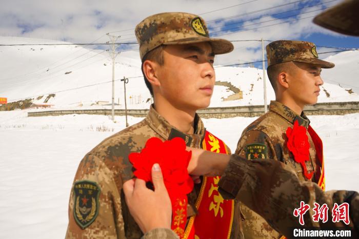 退伍老兵合照留念?！∥鞑厣侥宪姺謪^(qū)某團(tuán)供圖