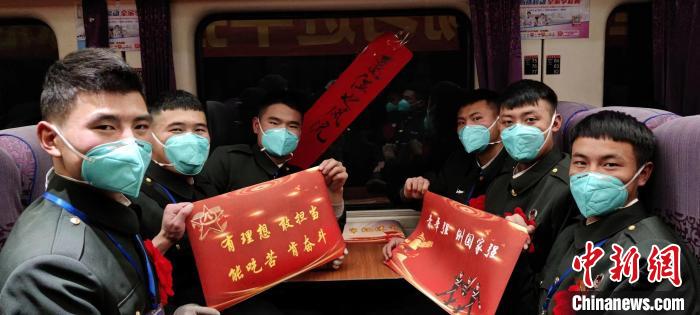 退伍老兵在退伍專列上合影留念。　西藏山南軍分區(qū)某團(tuán)供圖