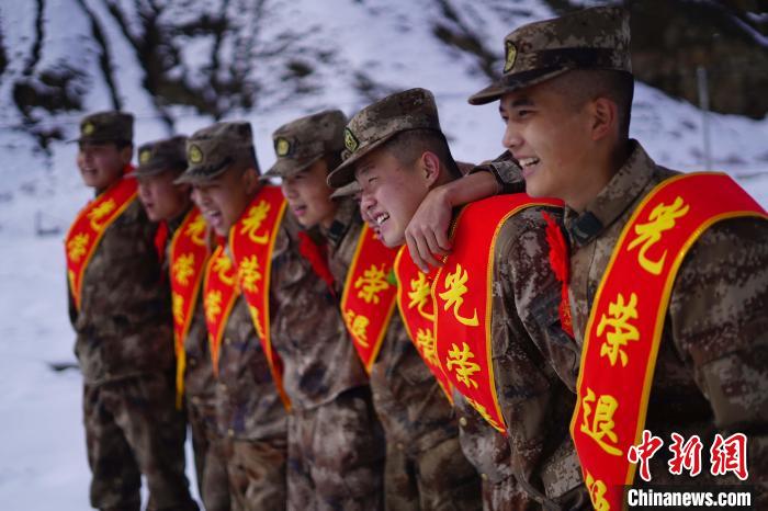 退伍老兵合照留念?！∥鞑厣侥宪姺謪^(qū)某團(tuán)供圖