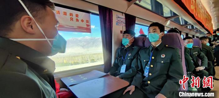 退伍老兵乘坐在退伍專列?！∥鞑厣侥宪姺謪^(qū)某團(tuán)供圖