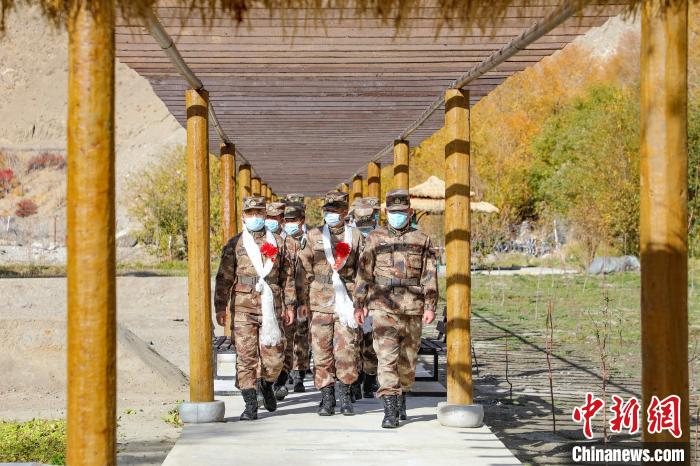 圖為什布奇邊防連退伍老兵臨別前再看一眼連隊(duì)。　劉曉東 攝