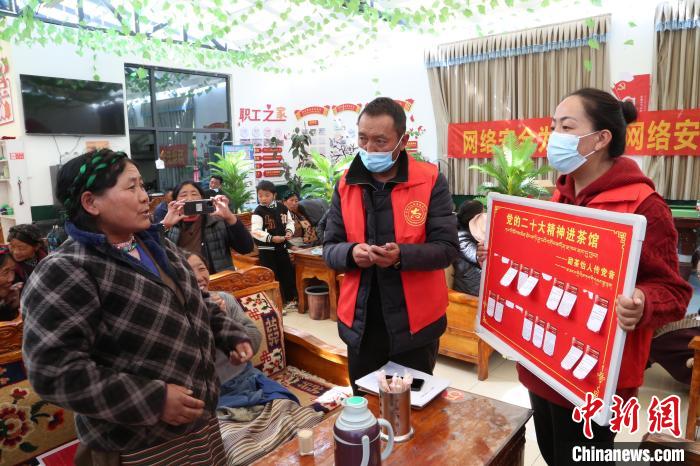 圖為瓊結(jié)縣村民參與問答?！愔闈扇?攝