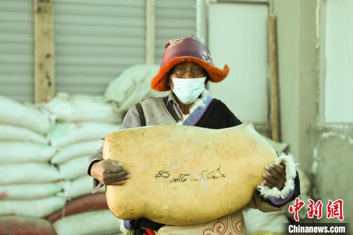 圖為茶措村牧區(qū)改革合作社酥油分紅現(xiàn)場?！∷骼嗜是?攝