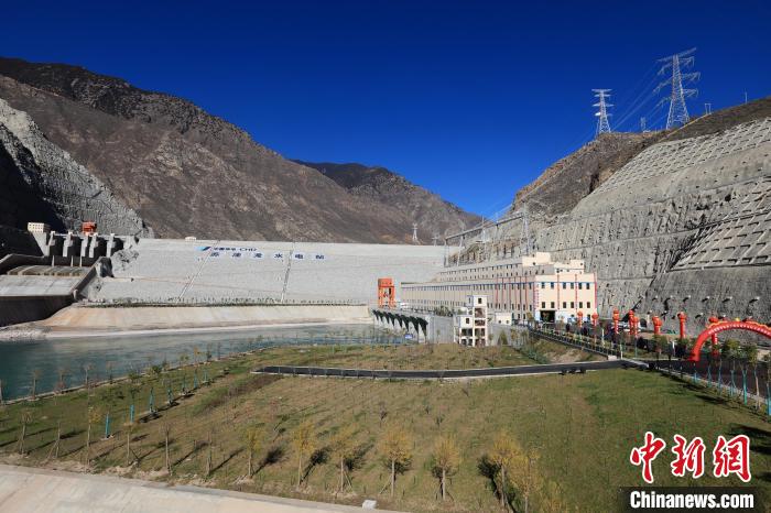 圖為金沙江上游蘇洼龍水電站?！⊥趵?攝
