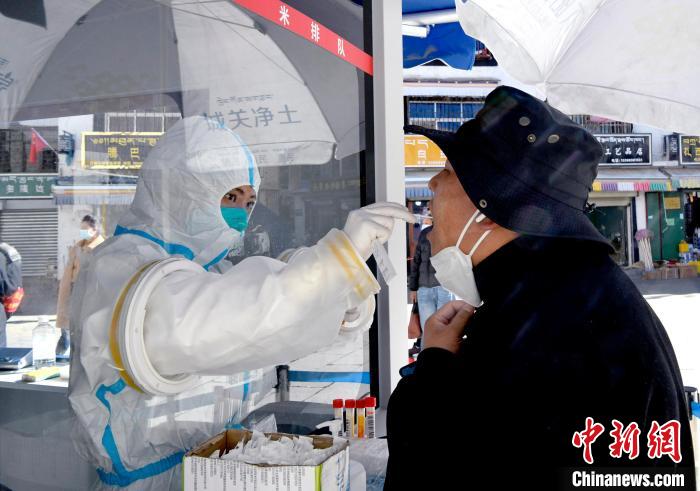 12月7日，拉薩市民正在進行核酸檢測?！±盍?攝