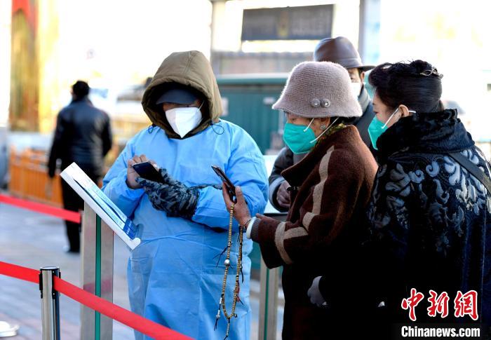 12月7日，拉薩市民掃碼進入銀行辦理業(yè)務?！±盍?攝