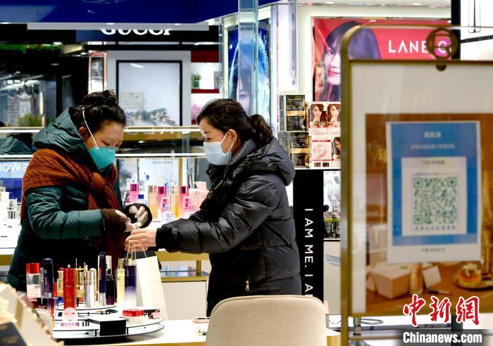 12月7日，拉薩，市民掃碼進入拉薩百貨大樓選購護膚品?！±盍?攝