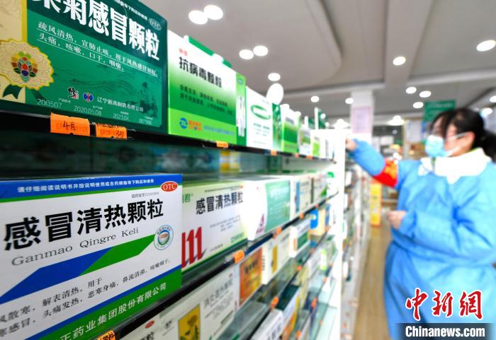 12月7日，拉薩宇拓路一藥店工作人員正在整理店內的感冒類藥品?！±盍?攝
