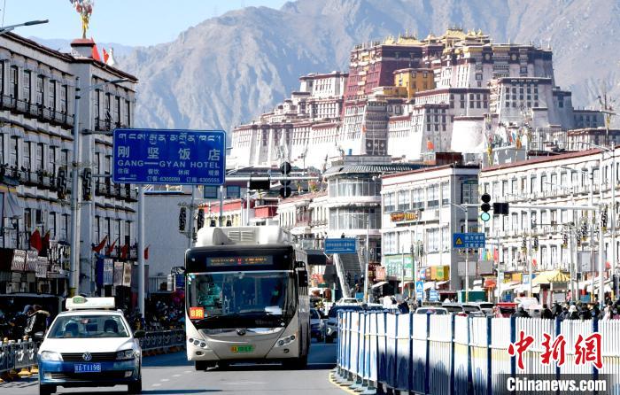 12月7日，一輛公交車從拉薩市城關區(qū)北京東路駛過?！±盍?攝
