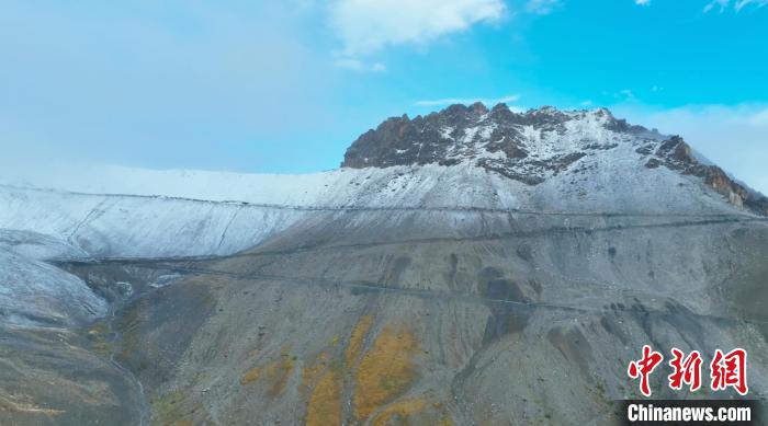 圖為邊壩縣降雪時(shí)夏貢拉山段路況?！∵厜慰h融媒體中心供圖