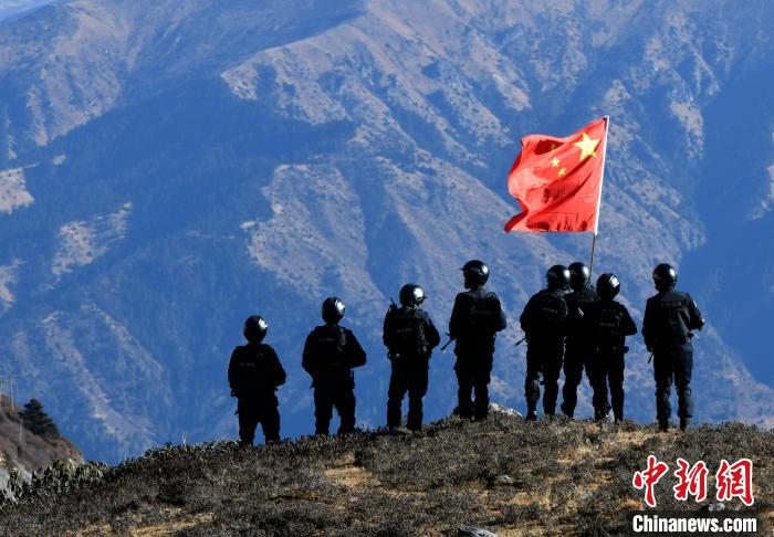 1月6日，移民警察在執(zhí)勤。　李林 攝