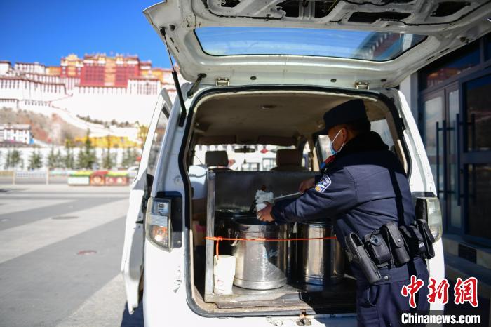 圖為1月23日，布達(dá)拉宮廣場派出所民警正在打午飯?！∝暩聛硭?攝