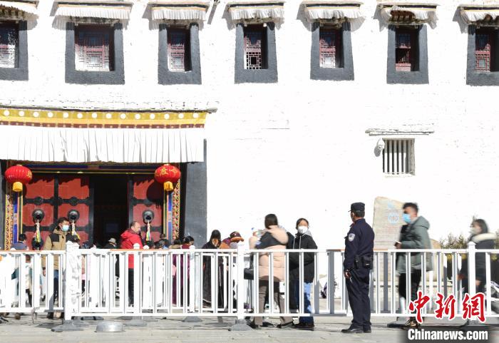 圖為1月23日，布達(dá)拉宮廣場派出所民警正在引導(dǎo)游客?！∝暩聛硭?攝