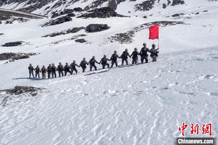 春節(jié)期間，西藏軍區(qū)山南軍分區(qū)某邊防團官兵踏雪巡邊?！〉┰鰰x美 攝