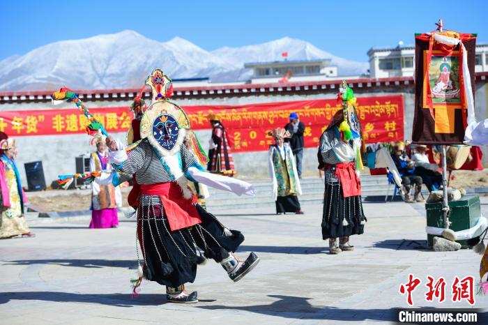 圖為藏戲非遺展演現(xiàn)場(chǎng)?！∝暩聛硭?攝