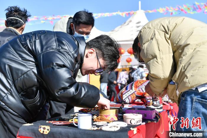 圖為展銷會(huì)現(xiàn)場(chǎng)?！∝暩聛硭?攝