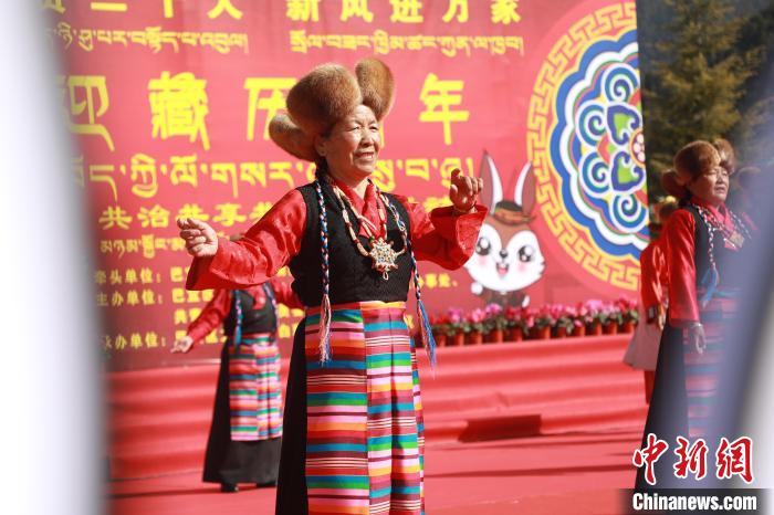 圖為藏歷新年活動現(xiàn)場。　張力 攝