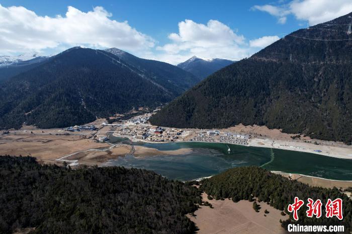 2月17日，西藏林芝魯朗小鎮(zhèn)。(無人機照片) 李林 攝