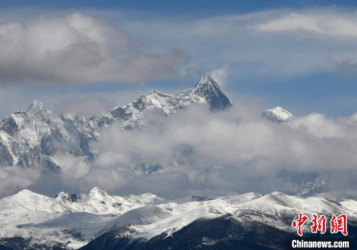 2月17日，西藏林芝色季拉山觀景臺拍到的南迦巴瓦峰?！±盍?攝