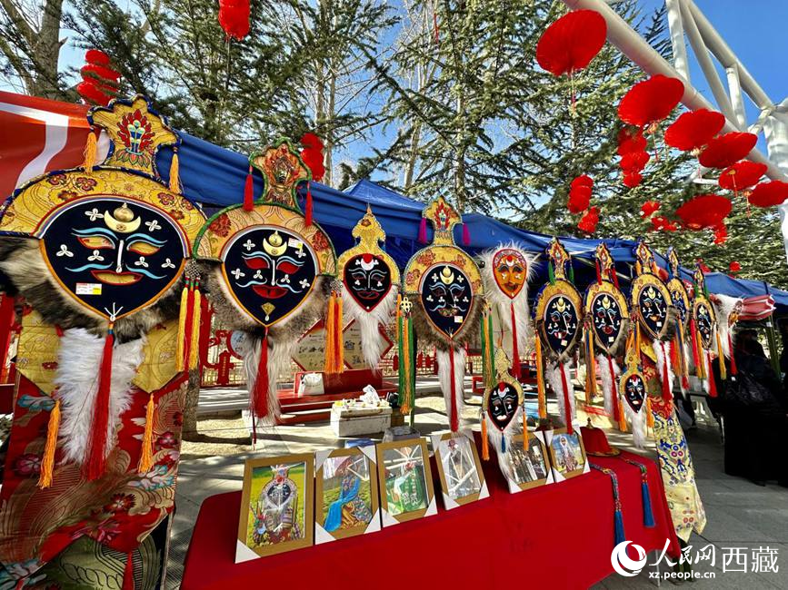 充滿藏元素的年貨節(jié)現(xiàn)場(chǎng)。人民網(wǎng) 次仁羅布攝