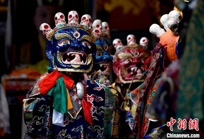 2月19日，楚布寺僧人們佩戴面具準(zhǔn)備參加跳神活動?！±盍?攝
