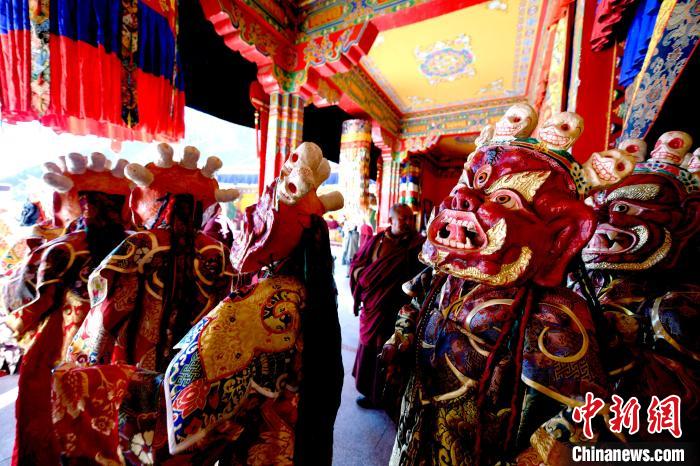 2月19日，楚布寺僧人們佩戴面具準(zhǔn)備參加跳神活動?！±盍?攝