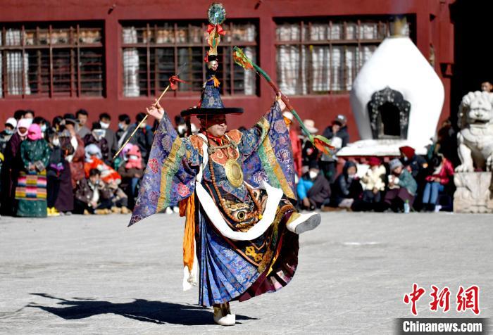 2月19日，楚布寺僧人參加跳神活動?！±盍?攝