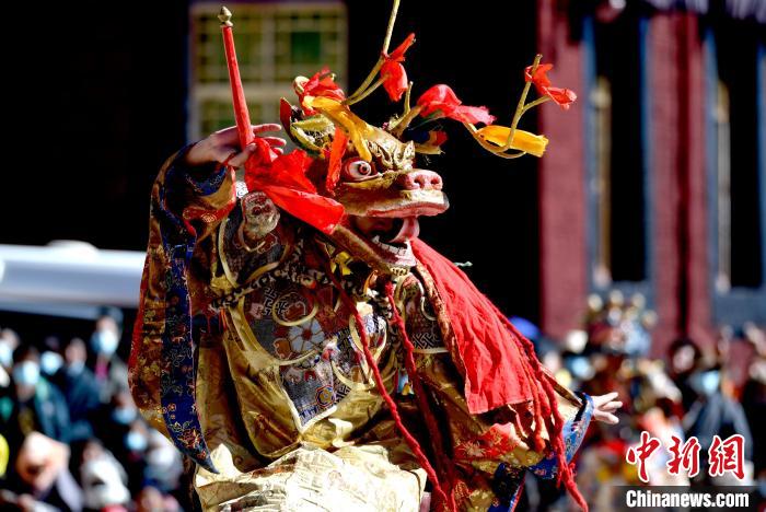 2月19日，楚布寺僧人佩戴面具參加跳神活動?！±盍?攝