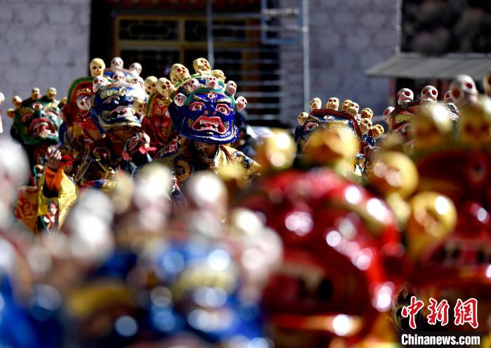 2月19日，楚布寺僧人們佩戴面具參加跳神活動。　李林 攝