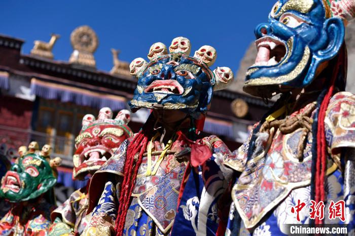 2月19日，楚布寺僧人們佩戴面具參加跳神活動?！±盍?攝