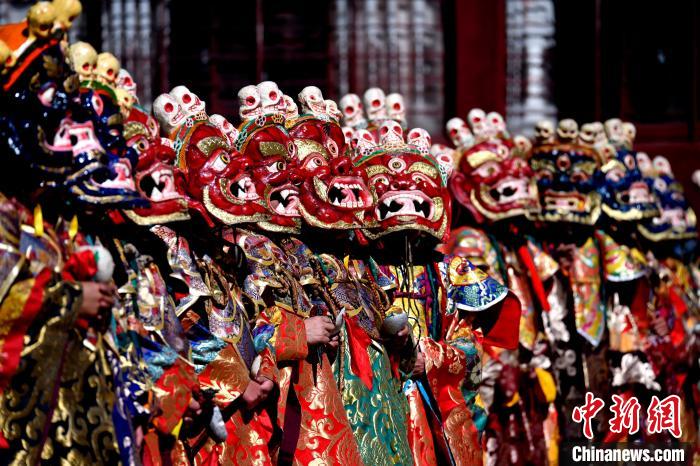 2月19日，楚布寺僧人們佩戴面具參加跳神活動?！±盍?攝