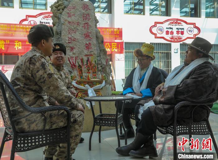 圖為阿里軍分區(qū)某邊防團官兵與駐地群眾拉家常?！詵| 攝