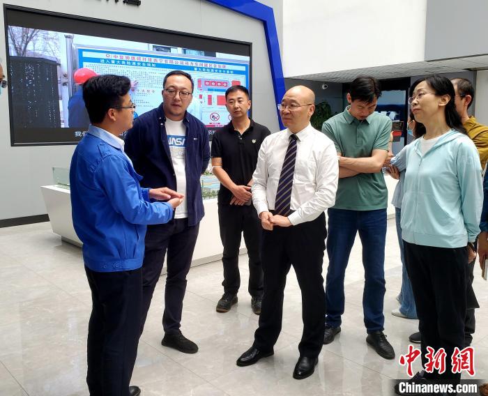 圖為全國(guó)政協(xié)委員、農(nóng)工黨青海省委主委王昆(中)在企業(yè)調(diào)研。　郭滿福 供圖