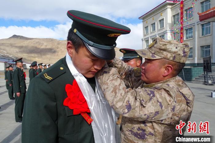 卸下軍銜等標識。　劉俊輝 攝