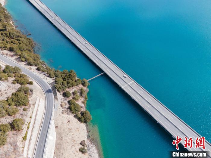 圖為西藏林拉高等級公路多布湖段風光?！〗w波 攝