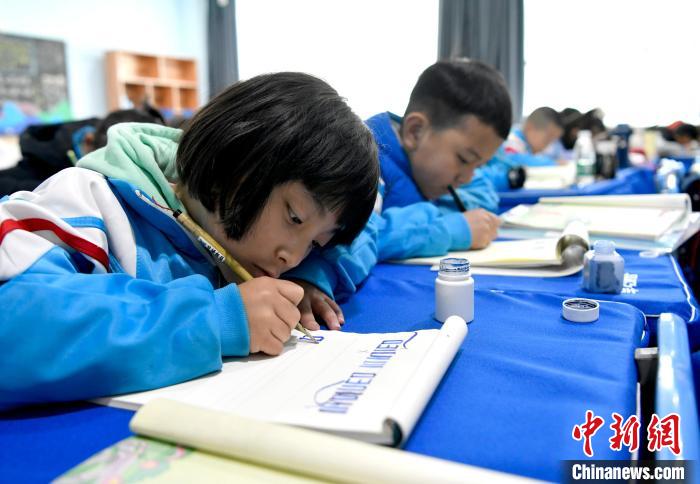 3月14日，西藏拉薩市第一小學一年級六班的學生們在藏語文課上書寫藏文?！±盍?攝