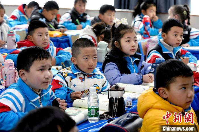 3月14日，西藏拉薩市第一小學一年級六班學生正在上藏語文課?！±盍?攝