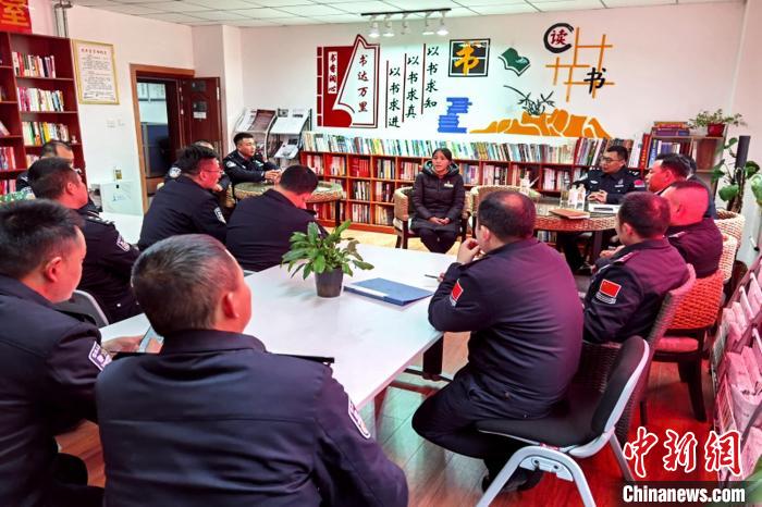 圖為亞東出入境邊防檢查站民警與銀行業(yè)務(wù)人員進行金融知識深入交流?！『?攝