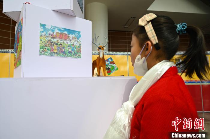 圖為學(xué)生參觀繪畫展?！≮w朗 攝