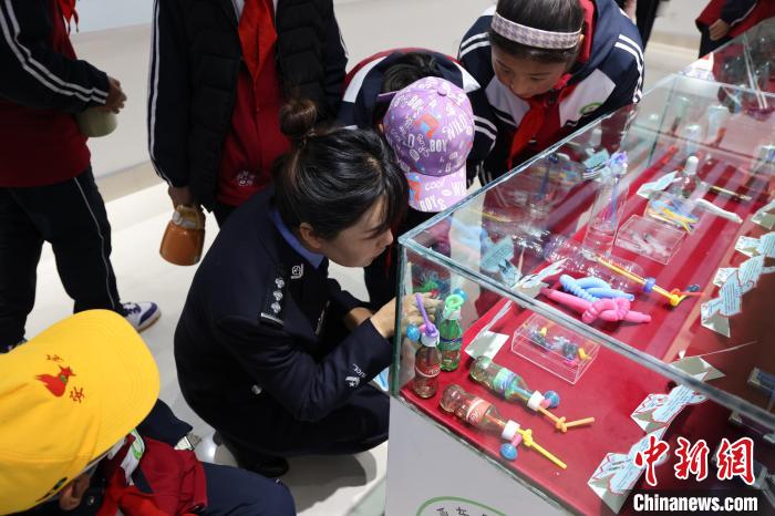 圖為亞東邊檢站民警為駐地小學(xué)生開展禁毒教育?！『?攝