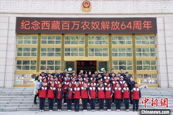 圖為亞東邊檢站民警代表與駐地小學(xué)師生代表合影留念。　胡利媛 攝