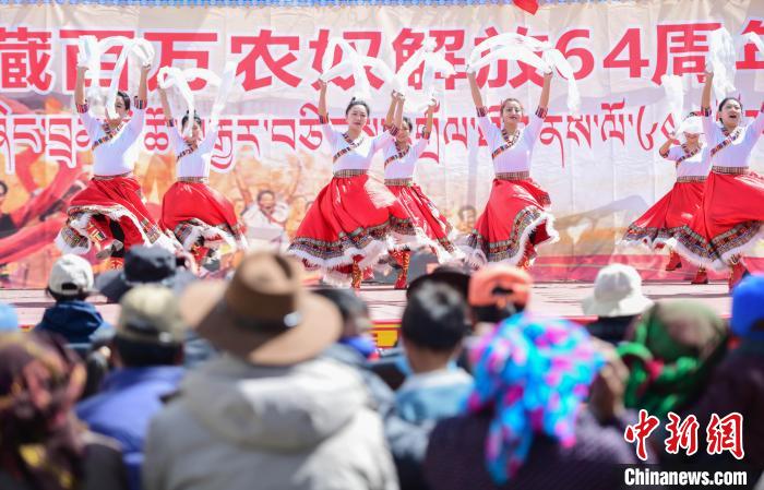 圖為墨竹工卡縣龍珠崗村，文藝演出現場?！∝暩聛硭?攝