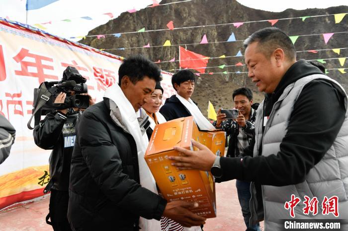 圖為墨竹工卡縣龍珠崗村，慰問活動現場?！∝暩聛硭?攝